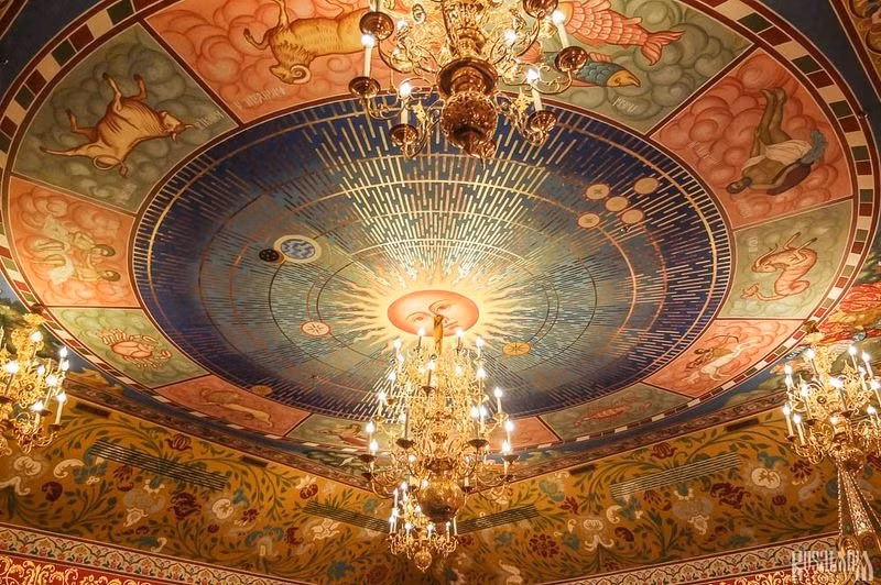 Những chiếc đèn chùm dát vàng lộng lẫy.