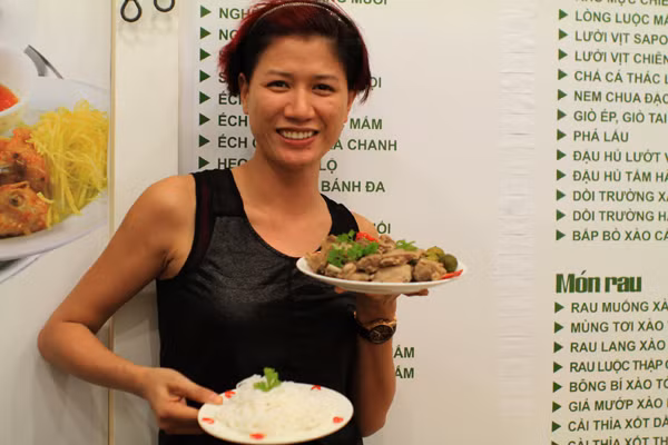 Thực đơn của quán mang đậm đặc trưng của miền Bắc như thịt chưng mắm tép, lòng heo luộc, cà muối...