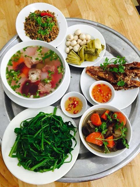 Quán cơm văn phòng với những món ăn bình dị mang hương vị Bắc của người mẫu Trang Trần nhận được sự ủng hộ rất lớn của thực khách.