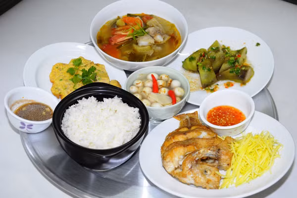 Không chỉ “mát tay” với kinh doanh quán bún đậu, Trang Trần lại tiếp tục thành công với quán cơm Bắc có tên Trang Khàn Quán ở 31 Nguyễn Công Trứ, Quận 1.