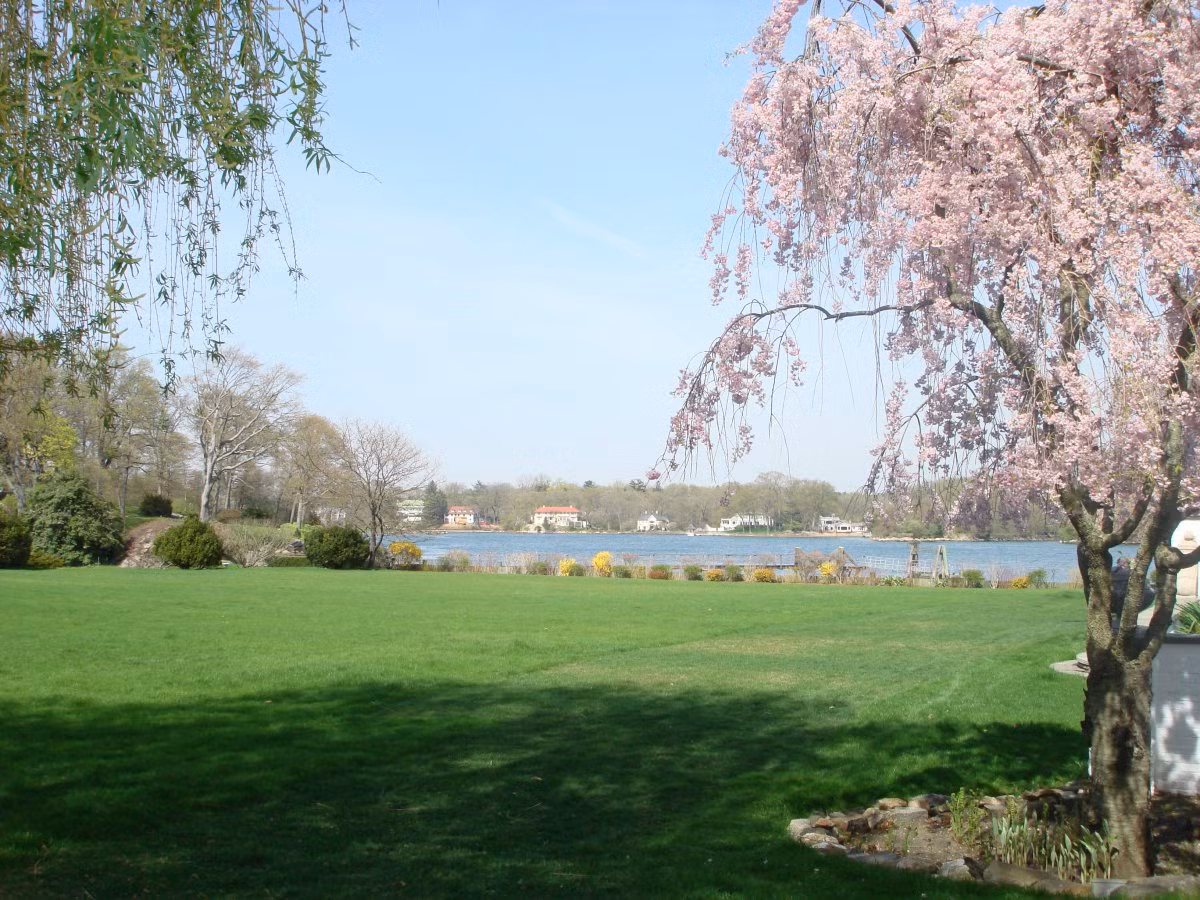 Khi cặp vợ chồng tỷ phú này ly dị vào năm 1991, bà vợ Ivana đã giành quyền sở hữu căn biệt thự và bán nó với giá 15 triệu USD vào năm 1998. Đến năm 2000, chủ sở hữu mới đã cải tạo lại khu biệt thự và xây thêm sân tennis, các phòng bổ sung, cũng như một bể bơi trong nhà. Người chủ sở hữu hiện tại giấu tên đang rao bán biệt thự với giá 54 triệu USD.