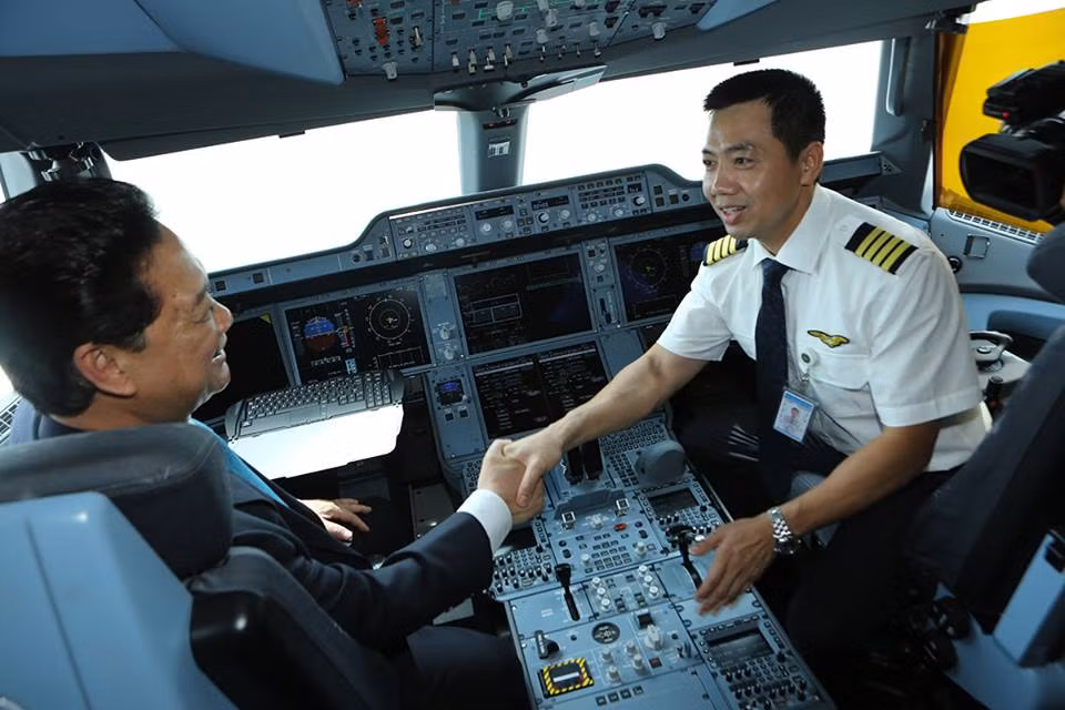 Hình ảnh Thủ tướng trong buồng lái máy bay mới của VNA.