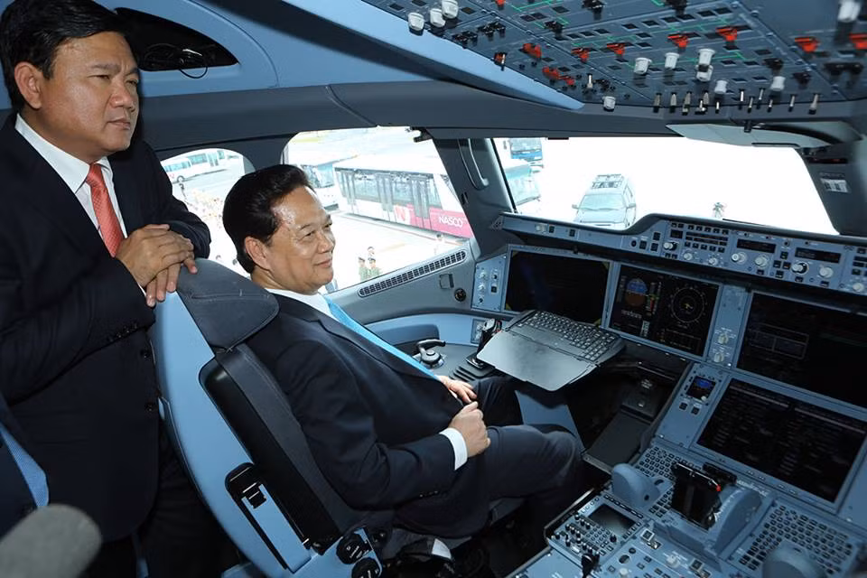Thủ tướng Nguyễn Tấn Dũng còn đích thân thăm quan khoang lái của máy bay mới A350.