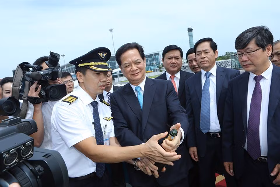 Tại sự kiện, Thủ tướng Nguyễn Tấn Dũng đã thực hiện nghi lễ “cất cánh” và ra mắt máy bay mới Airbus A350-900.