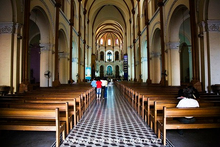 Móng của thánh đường được thiết kế đặc biệt, chịu được tải trọng gấp 10 lần toàn bộ kiến trúc ngôi nhà thờ nằm bên trên. Đặc biệt, nhà thờ không có vòng rào hoặc bờ tường bao quanh như các nhà thờ khác.