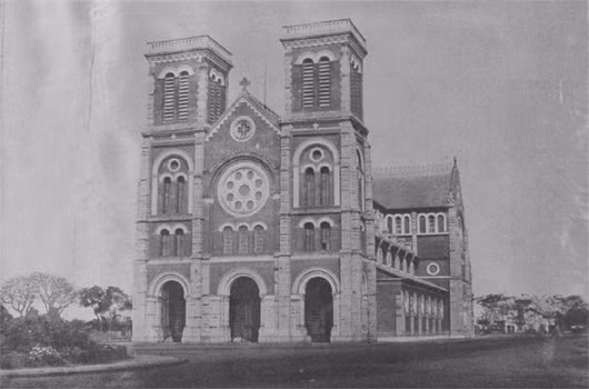 Nhà thờ Đức Bà khánh thành năm 1880, có tuổi thọ 140 năm chưa một lần trùng tu. Trong hình là Nhà thờ Đức Bà lúc mới khánh thành (năm 1880) khi 2 tháp chuông chưa được xây.
