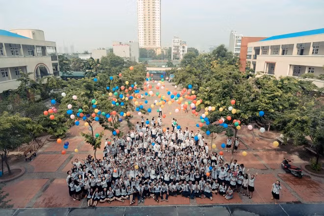 Những hình ảnh này trong ngày chia tay học sinh lớp 12 khiến nhiều người trên mạng xã hội xúc động.