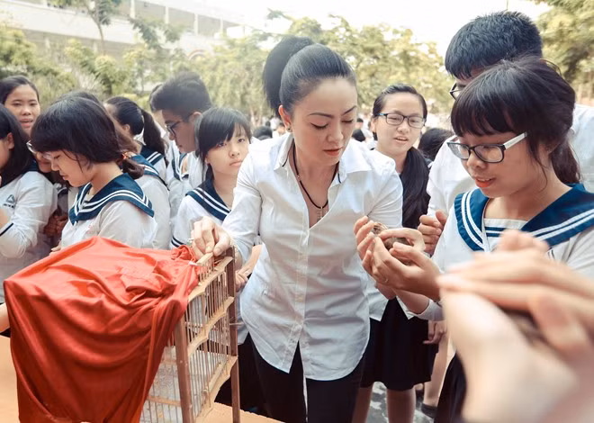 Cô giáo trao tận tay từng học sinh những chú chim bé nhỏ.