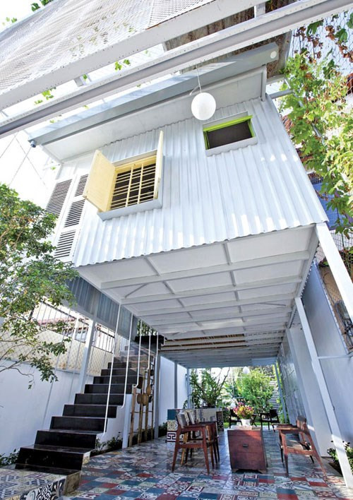 Phòng khách tiếp xúc tối đa với thiên nhiên vì không cần cửa hoặc cửa sổ, điều này làm cho sự ngăn cách giữa trong nhà và bên ngoài trở nên mờ đi.