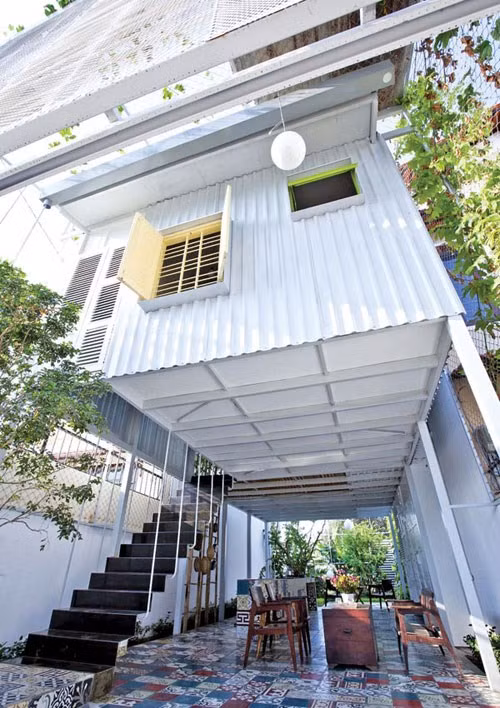 Phòng khách tiếp xúc tối đa với thiên nhiên vì không cần cửa hoặc cửa sổ, điều này làm cho sự ngăn cách giữa trong nhà và bên ngoài trở nên mờ đi.