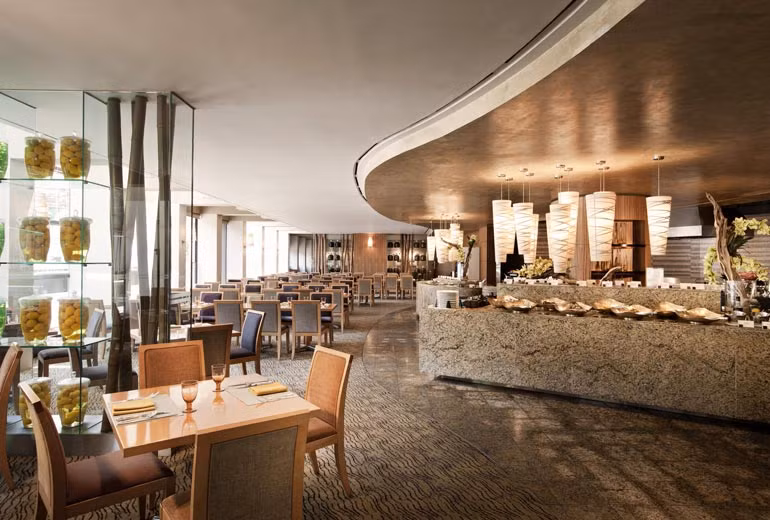 Một nhà hàng sang trọng bên trong khách sạn.