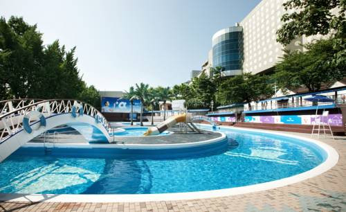 Ngoài ra, khách sạn ở Seoul cũng có dịch vụ phòng 24 giờ, cửa hàng, spa, bể bơi...