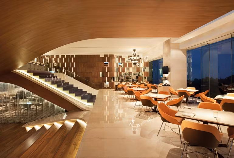 Cùng với 8 nhà hàng, khách sạn này có sòng bạc và hồ bơi trong nhà. Xe đưa đón trong khu vực miễn phí. Ngoài ra, trong khuôn viên còn có trung tâm thể dục, quầy bar/khu lounge và quán cà phê.