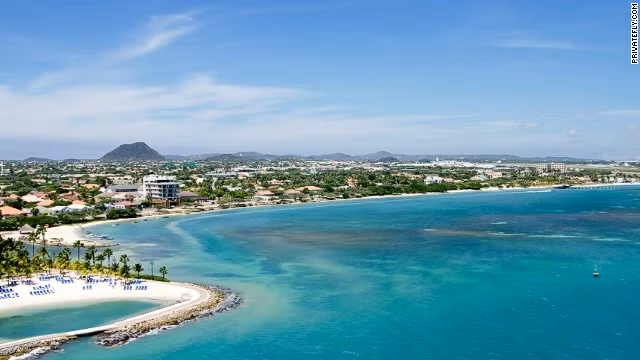 7. Sân bay quốc tế Queen Beatrix, Aruba: Sân bay này được đặt tên theo Nữ hoàng Beatrix của Hà Lan, nguyên thủ quốc gia Aruba. Sân bay là cửa ngõ dẫn vào đảo Aruba ở phía nam biển Caribê. Nằm trên bờ biển phía tây của đảo, lối vào đường băng cho bạn cơ hội ngắm nhìn phong cảnh tuyệt đẹp của hòn đảo khi bạn bay qua đại dương.