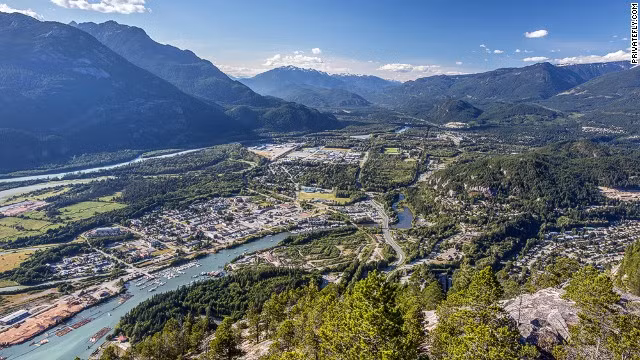 6. Sân bay Squamish, Canada: Hạ cánh tại sân bay này được xem là mang lại cảm giác vô cùng tuyệt vời, dù là trong bất cứ mùa nào. Bởi sân bay được bao quanh bởi một dãy những hàng thông, những ngọn núi và cả những con sông… rất thơ mộng.