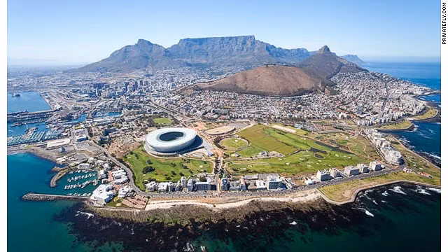 9. Sân bay quốc tế Cape Town, Nam Phi: Hạ cánh tại sân bay này, du khách có cơ hội được ngắm vẻ đẹp của bình minh châu Phi tại một trong những dãy núi ấn tượng nhất của châu lục.