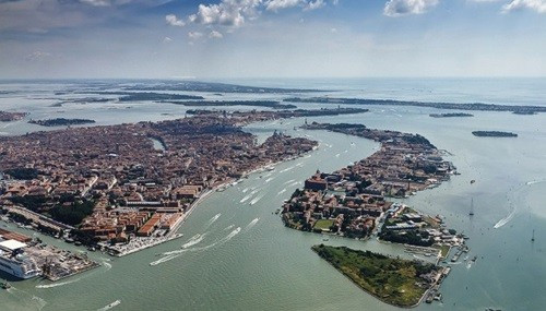 1. Sân bay quốc tế Marco Polo, Venice, Ý: Khung cảnh nước non mênh mông là toàn bộ những gì bạn có thể nhìn thấy khi hạ cánh xuống sân bay Marco Polo tại Venice, thành phố kênh đào của nước ý. Đây là một trong những sân bay có view hạ cánh đẹp nhất thế giới do PrivateFly bình chọn.