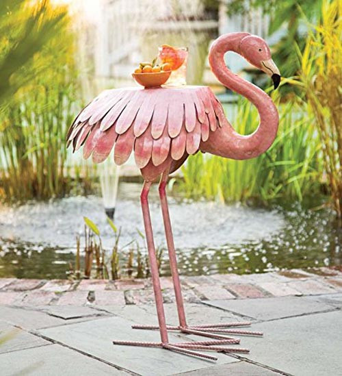 Chú hồng hạc với thân hình mảnh mai cũng đã biến thành chiếc bàn uống nước xinh xắn.