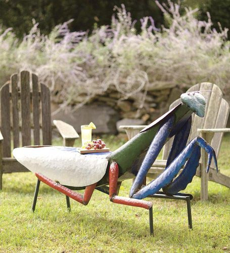 Thưởng thức đồ uống cạnh chiếc bàn hình con bọ ngựa giữa không gian thoáng đãng ngoài trời thật lãng mạn.