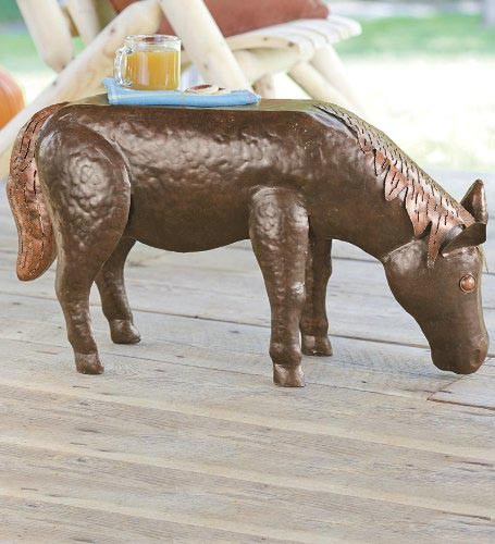 Bạn có thể đặt chiếc bàn uống nước hình con ngựa nhỏ này ở trong nhà hoặc ngoài trời tùy thích.