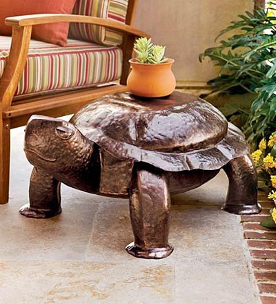 Chiếc bàn hình con rùa vững chắc không chỉ để là nơi ngồi uống nước mà còn có thể đặt cây cảnh trang trí.