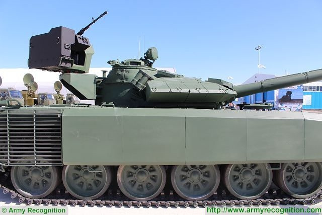 Thay đổi dễ nhận thấy nhất trên chiếc xe tăng T-72 được trang bị gói nâng cấp mới là hệ thống giáp khác biệt. Với phần giáp phản ứng nổ được bố trí phía trước thân xe, xung quanh và phía trên tháp pháo nhằm vô hiệu hóa các loại tên lửa chống tăng dẫn đường của đối phương. Hai bên thân xe cũng được trang bị giáp lồng.