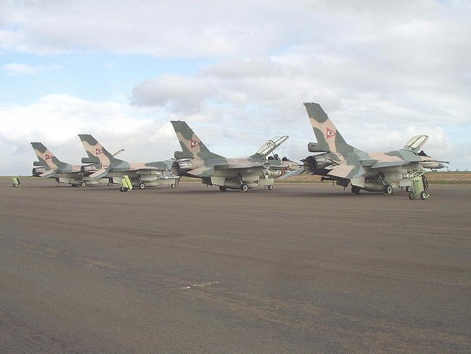 Buồng lái F-16 được thiết kế theo công nghệ "nhà kính" hiện đại với 2 màn hình LCD ở hai bên, màn hình hiển thị HUD phía trước, thanh điều khiển HOTAS bố trí phía bên trái.