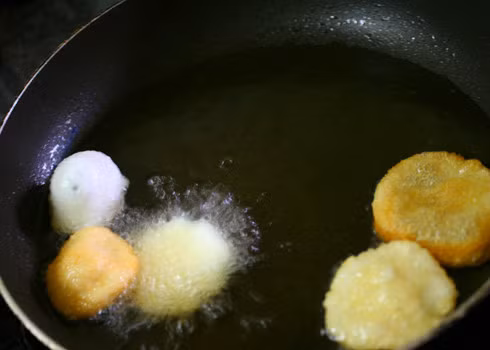 Đặt chảo lên bếp bật lửa lớn, cho dầu ăn vào đun đến khi dầu nóng lên thì cho phần bánh Ram vào chảo chiên vàng. Đồng thời vặn lửa vừa và đảo nhanh tay. Ảnh: gocnhosantruong.vn.