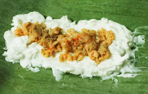 Sau đó bạn cho nước vào quấy tan, cho tiếp dầu ăn vào rồi bắc lên bếp quậy đều tay với lửa nhỏ để phần bột không bị bết dính ở phần đáy. Khuấy đều tay đến khi thấy hỗn hợp bắt đầu sánh lại thì tắt bếp. Ảnh: eva.vn.