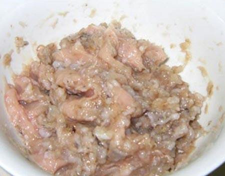 Phi thơm hành tím, xào thịt và tôm đã ướp để làm nhân bánh. 2/3 số tôm tươi còn lại đem hấp chín, giã hoặc xay sợi nhỏ rồi cho vào chảo xào khô cùng chút xíu muối để làm tôm chấy. Ảnh: AmThuc365.vn.