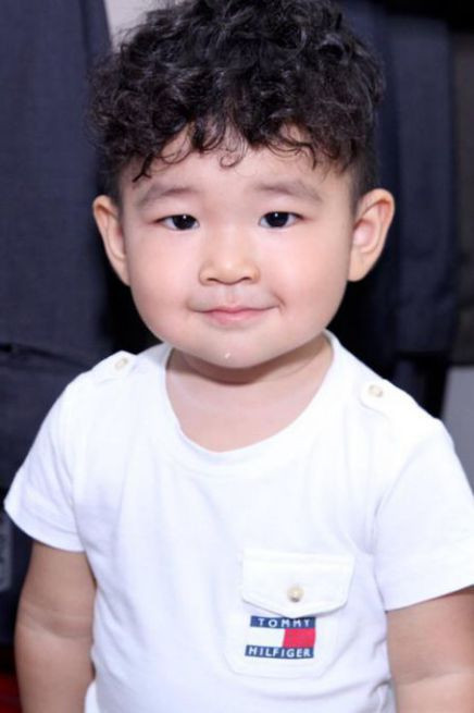 Có tí xoăn mới sống động. Giống diễn viên Hàn Quốc.