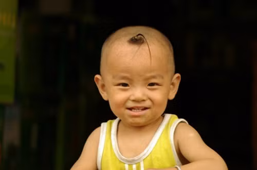 Không phải không có tóc, chỉ là có ít mà thôi.