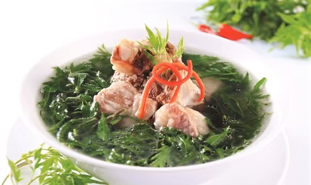 Thực hiện bài thuốc này bạn dùng khoảng 200 g lá đinh lăng rửa sạch, khi canh thịt nấu sôi cho đinh lăng đun vừa chín tới, ăn nóng, giúp cơ thể sảng khoái, đẩy các độc tố ra ngoài. Ảnh: Healthplus.vn.