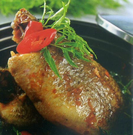 Cá kho đinh lăng. Nguyên liệu: Cá (tùy thích), lá đinh lăng, gia vị. Cá sau khi làm sạch, cắt khúc, ướp gia vị cho thấm. Khi nồi cá sôi, cho lá đinh lăng đã cắt ngắn vào. Ảnh: phucngocan.com.