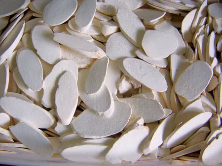 Củ mài, củ súng, xuyên tiêu đều sao qua, tán bột. Trộn đều hai thứ bột với nhau để sẵn. Mỗi lần ăn lấy 30 - 60g pha với nước sôi, đường trắng. Dùng cho các trường hợp ăn kém, chán ăn, chậm tiêu do tỳ vị hư nhược. Ảnh: baokhanhhoa.vn.