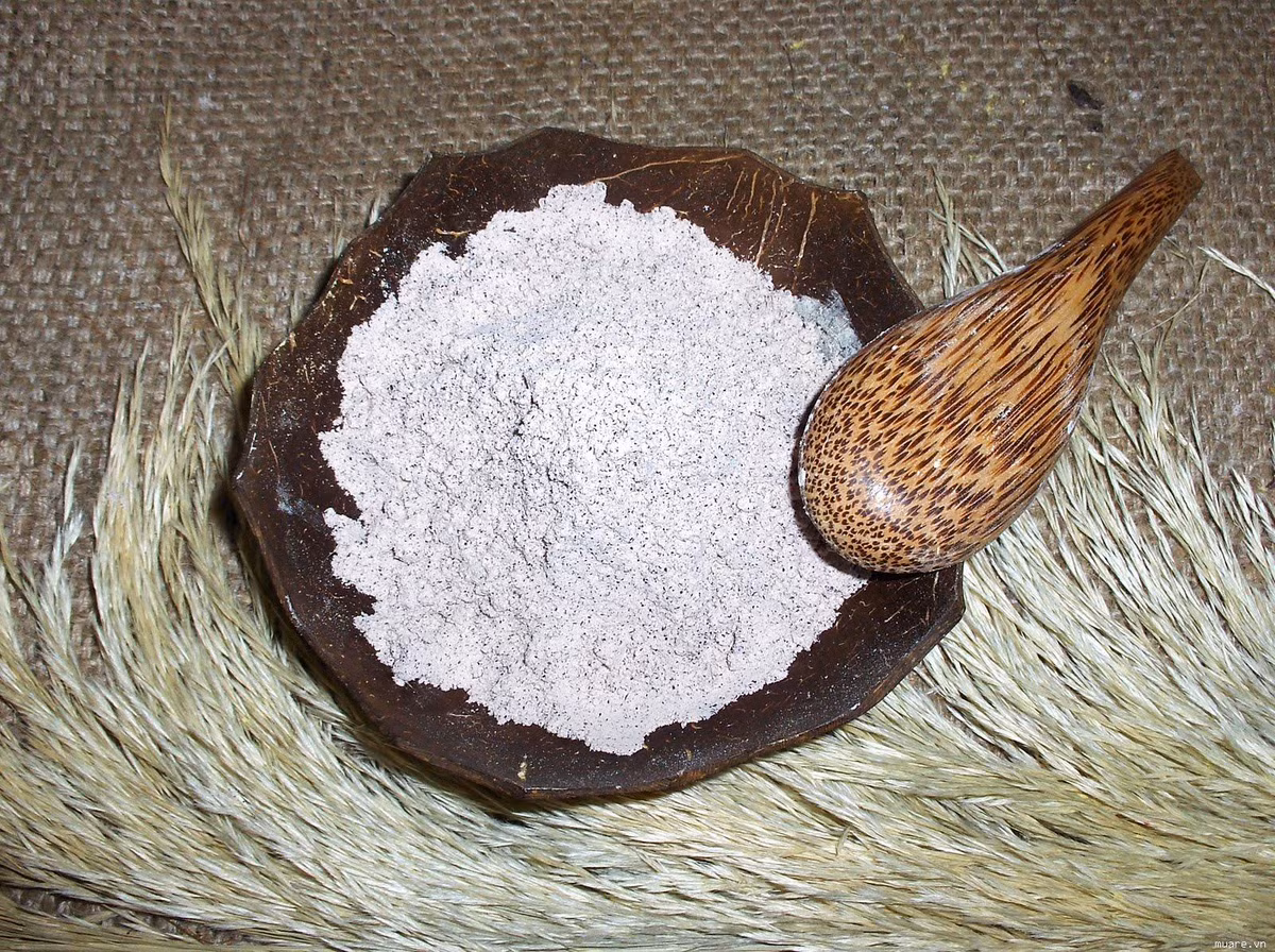 6. Bột hoài sơn. Nguyên liệu: Hoài sơn, củ súng, hạt sen, ý dĩ. Tất cả sao sấy khô tán bột. Ngày uống 20g với nước cơm. Dùng cho trẻ tiêu chảy kéo dài, phân nhầy có mùi tanh, lỵ mạn tính, nam giới di tinh, đau lưng, suy yếu. Ảnh: camgaothaoduoc.info