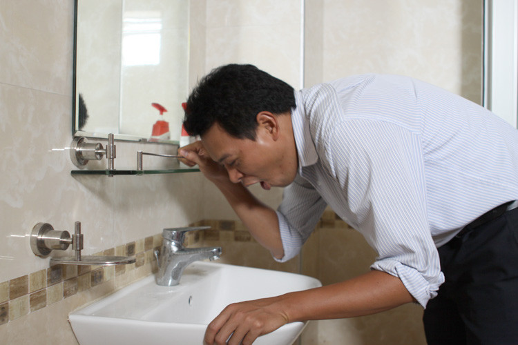 6. Chữa đau bụng, nôn mửa, ỉa chảy (ẩu tả phúc thống): Dùng rễ củ sì to, rễ xương bồ - mỗi thứ 6-12g; sắc lấy nước, pha thêm chút rượu trắng vào, chia 3-4 lần uống trong ngày. Ảnh: Daitrang.net.