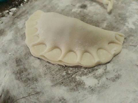 Trộn đều hỗn hợp này và để gia vị ngấm vào thịt bò khoảng 15 phút. Lấy bột và tán thành miếng mỏng cho nhân thịt bò vào giữa gập đôi lại lấy cán thìa đè mép thật đẹp. Ảnh: cookpad.com.