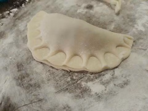 Trộn đều hỗn hợp này và để gia vị ngấm vào thịt bò khoảng 15 phút. Lấy bột và tán thành miếng mỏng cho nhân thịt bò vào giữa gập đôi lại lấy cán thìa đè mép thật đẹp. Ảnh: cookpad.com.