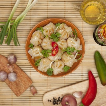 Dùng ngón trỏ và ngón cái bóp nhẹ từng mép bánh và dán chồng lên nhau. Cho bánh vào xửng hấp trong vòng 5-10 phút, khi nhìn thấy vỏ bánh trong là được. Ảnh: maggi.com.vn.