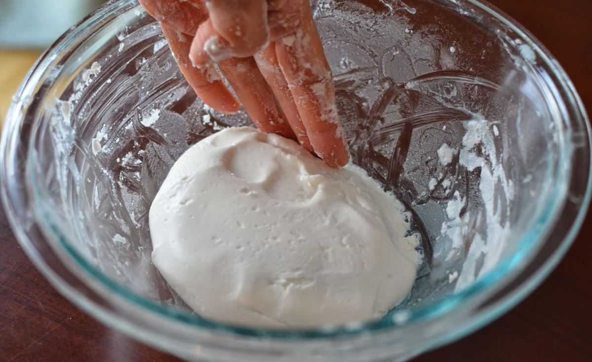 Nhào đến khi bột thật dẻo và mịn rồi ủ bột trong vòng 5 phút. Trộn tất cả nguyên liệu vào cùng với nhau, nêm nếm gia vị cho vừa ăn. Xắt bột sau khi ủ thành từng cục nhỏ khoảng 2 cm. Cán bột thành miếng mỏng, hình tròn, dày vừa phải. Ảnh: banhhuethuthuy.jimdo.vn.