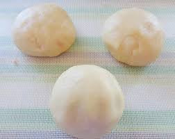 3. Há cảo nhân thịt bò. Nguyên liệu: Bột năng, bột mì, thịt bò tươi, tỏi, mắm, muối, mì chính, tiêu, dầu thực vật, xì dầu. Nhào bột mì và bột năng lẫn nhau cho 1 muỗng dầu thực vật nước nhào để bột dẻo mà không bị khô. Nhớ nhào thật kỹ cho bột thấm đều và dẻo dai. Ảnh: Quantrimang.com.