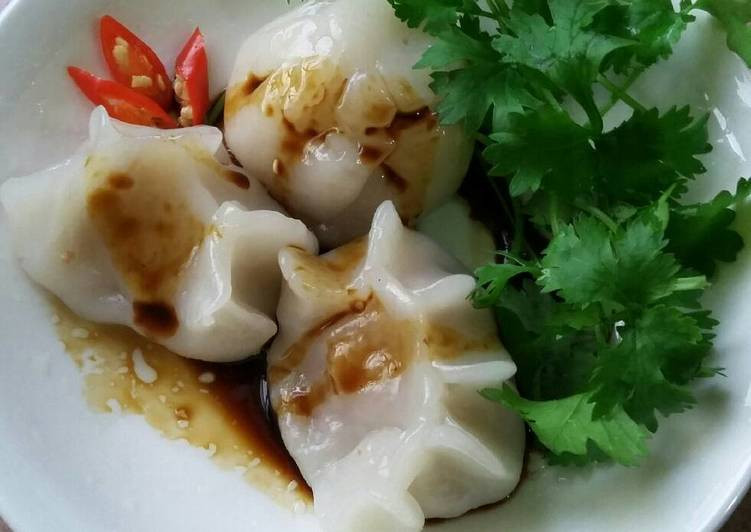 Bánh chín cho ra đĩa có bôi chút dầu cho đỡ dính. Khi ăn chấm tương đen hoặc xì dầu. Có thể ăn với nước chấm chua ngọt tùy khẩu vị. Ảnh: cookpad.com.