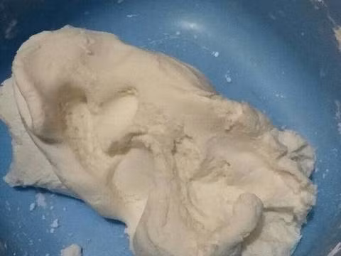 2. Há cảo nhân thịt củ cải. Nguyên liệu: Bột há cảo, thịt lợn xay, củ cải cà rốt, gia vị, tiêu, lá chuối. Phần vỏ: bột cho ra âu. Đun sôi 1 ít nước rồi lấy nước đó chế dần vào bột thật từ từ rồi hi thật mịn. Ảnh: cookpad.com.