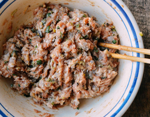 Cho nhân vào giữa miếng bột và dán mép lại như hình bên dưới. Cho nhân vào giữa vỏ bánh cán mỏng. Gấp đôi vỏ bánh lại. Ảnh: eva.vn.