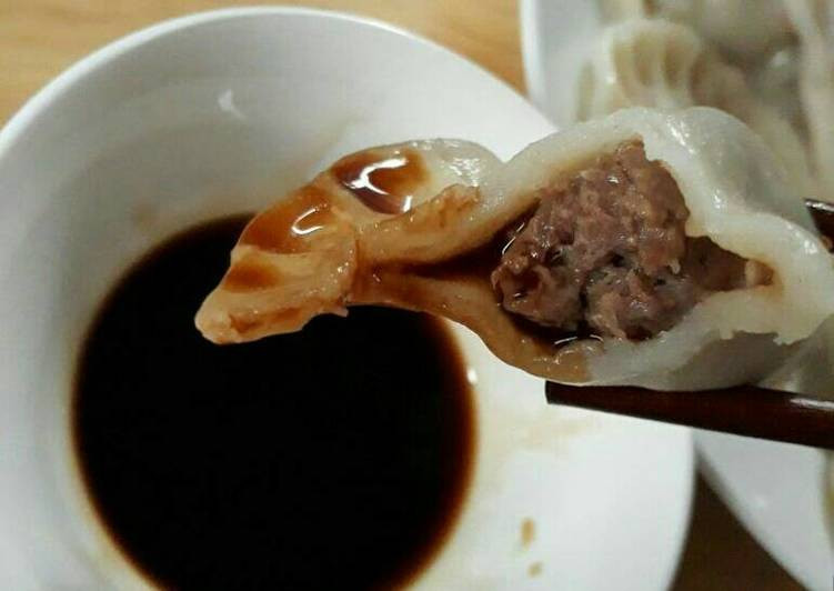 Cho bánh vào rây hấp nồi cơm điện và cắm bếp sôi khoảng 30 phút các bạn mở vung ra nhìn bánh có màu trong chút nhìn thấy nhân bên trong thì bánh được rồi. Bỏ ra thưởng thức bánh cùng xì dầu. Ảnh: cookpad.com.