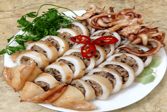 Xắt mực thành khoanh mỏng và trình bày ra dĩa với cà chua, dưa leo, rau xà lách. Mực nhồi thịt chiên ăn với cơm, chấm một ít tương cà hay tương ớt, thậm chí với nước mắm chua ngọt đều thích hợp. Ảnh: haisan14.com.