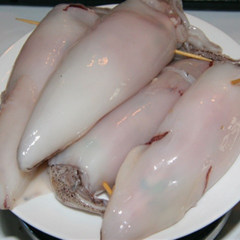 3. Mực nhồi thịt sốt sa tế. Nguyên liệu: Mực ống, hành tím băm, tỏi băm, đường, sa tế, xà lách, nước mắm, thịt lợn bằm, hành tây, hạt nêm, tiêu, hành lá, cà chua. Hành tây bóc vỏ, băm nhỏ. Hành lá rửa sạch, cắt nhỏ đầu hành. Cà chua rửa sạch, cắt lát mỏng. Ảnh: Cooky.vn.