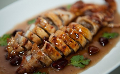 Dùng tăm nhọn xăm vài lỗ lên thân mực. Đem đi hấp chín khoảng 15-20 phút kể từ lúc sôi nước là chín. Làm sốt me: Đun sôi phần nước cốt me, sau đó thêm đường, thêm nước mắm, dầu mè, gừng thái chỉ, ớt cắt nhỏ, tắt bếp. Mực chín lấy ra thái khoanh, dội sốt me lên, thêm vài lá thì là. Ảnh: 8monngonmoingay.com.