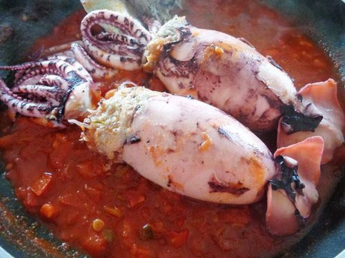 Pha 2 muỗng canh nước mắm, 1 muỗng canh đường, 1 muỗng cà phê tiêu, 2 muỗng cà phê sa tế, 1 muỗng canh nước lọc rồi khuấy đều. Phi thơm 2 muỗng cà phê tỏi băm với 2 muỗng canh dầu ăn rồi cho hỗn hợp vừ pha vào, khuấy đều. Ảnh: Pinterest.com.